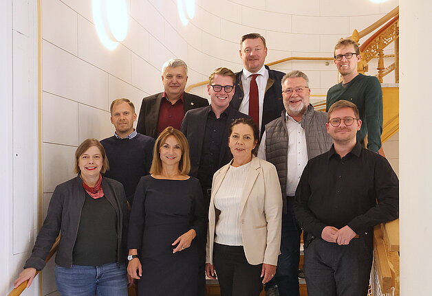 Eine Gruppe Abgeordneter steht auf einer Treppe im Schweriner Schloss