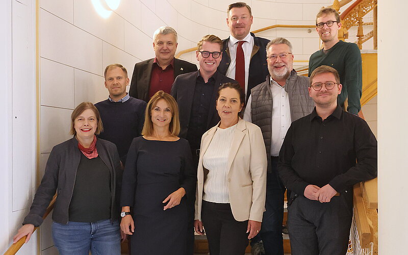 Eine Gruppe Abgeordneter steht auf einer Treppe im Schweriner Schloss