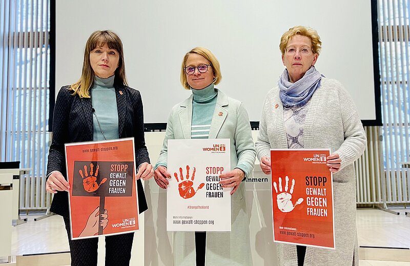 Die Präsidentin und die Vizepräsidentinnen des Landtages halten Schilder hoch mit der Aufschrift "Stopp Gewalt gegen Frauen"