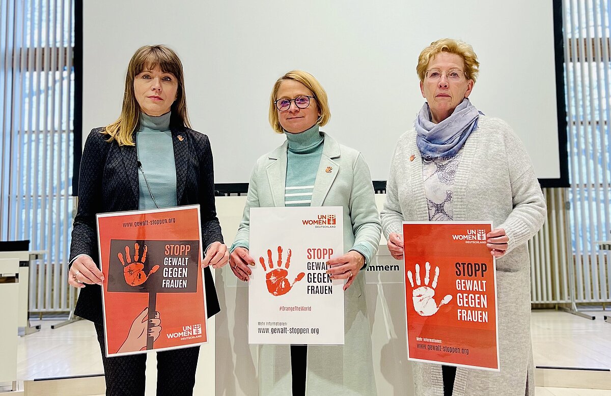 Die Präsidentin und die Vizepräsidentinnen des Landtages halten Schilder hoch mit der Aufschrift "Stopp Gewalt gegen Frauen"