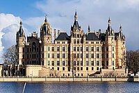 Das Schweriner Schloss an einem freundlichen Tag bei blauem Himmel