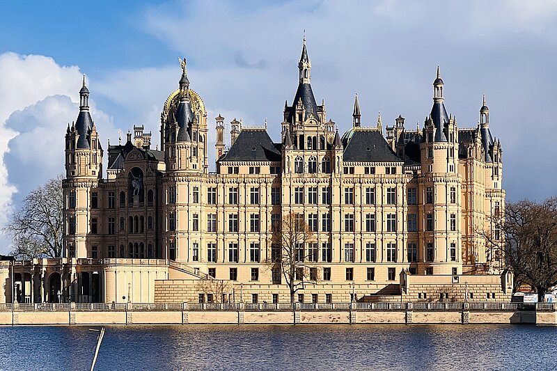 Das Schweriner Schloss an einem freundlichen Tag bei blauem Himmel