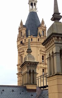 Ein Kletterer begutachtet die Fassade des Hauptturms.