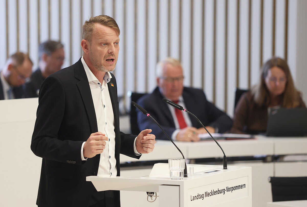 Abgeordneter spricht am Rednerpult des Landtages