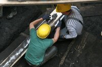 Mitarbeiter des Landesamtes für Kultur und Denkmalpflege sichern im Innenhof des Schweriner Schlosses derzeit Hölzer des slawischen Burgwalls.