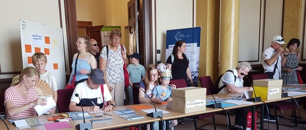 Viele Besucher testen ihr Wissen beim Quiz. Foto: Landtag M-V