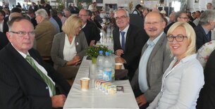 Agrarausschuss auf dem Landesbauerntag am 14. September 2018 [v.l.n.r. Prof. Dr. Fritz Tack (ehemaliger Vorsitzender), Werner Kuhn, MdEP, Dr. Wolfgang Weiß, MdL, Vorsitzende Elisabeth Aßmann, MdL Agrarausschuss auf dem Landesbauerntag am 14. September 2018 [v.l.n.r. Prof. Dr. Fritz Tack (ehemaliger Vorsitzender), Werner Kuhn, MdEP, Dr. Wolfgang Weiß, MdL, Vorsitzende Elisabeth Aßmann, MdL