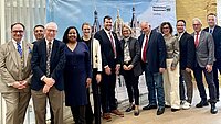 Gruppenfoto einer US-Delegation mit der Landtagspräsidentin Birgit Hesse in der Mitte stehend
