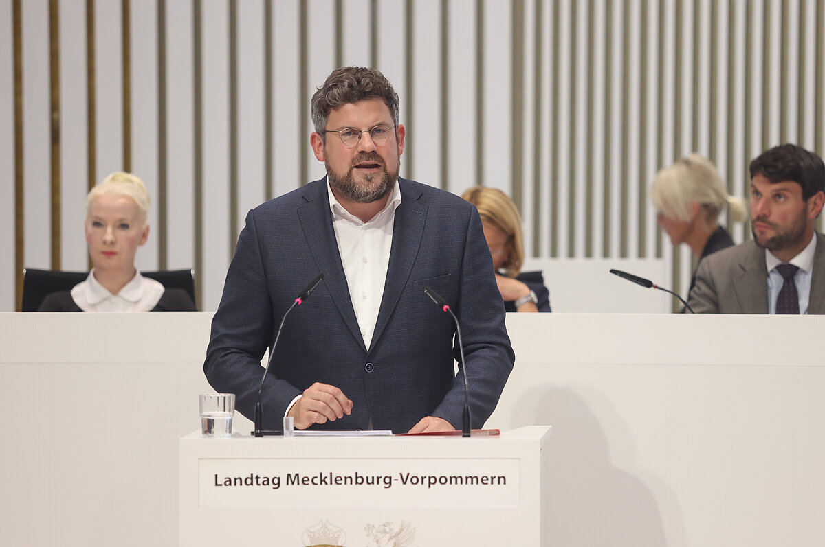 Abgeordneter spicht am Rednerpult des Landtages