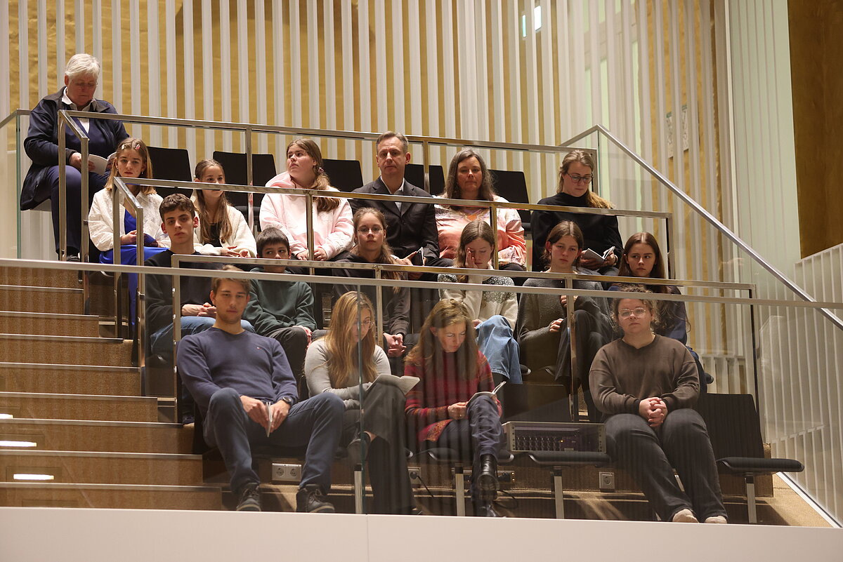 Aufnahme von unten auf die Besuchertribüne des Plenarsaals