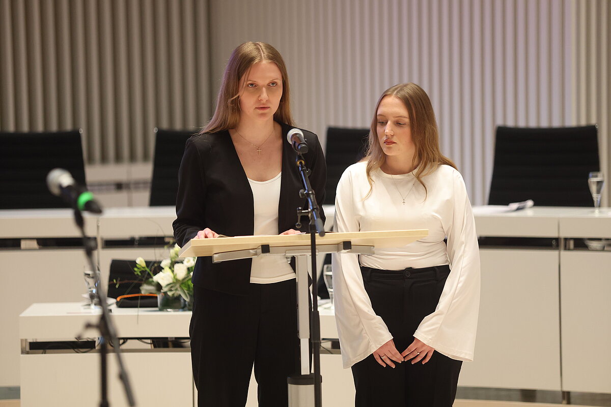 Zwei Schülerinnen stehen am Rednerpult im Plenarsaal des Schweriner Schlosses