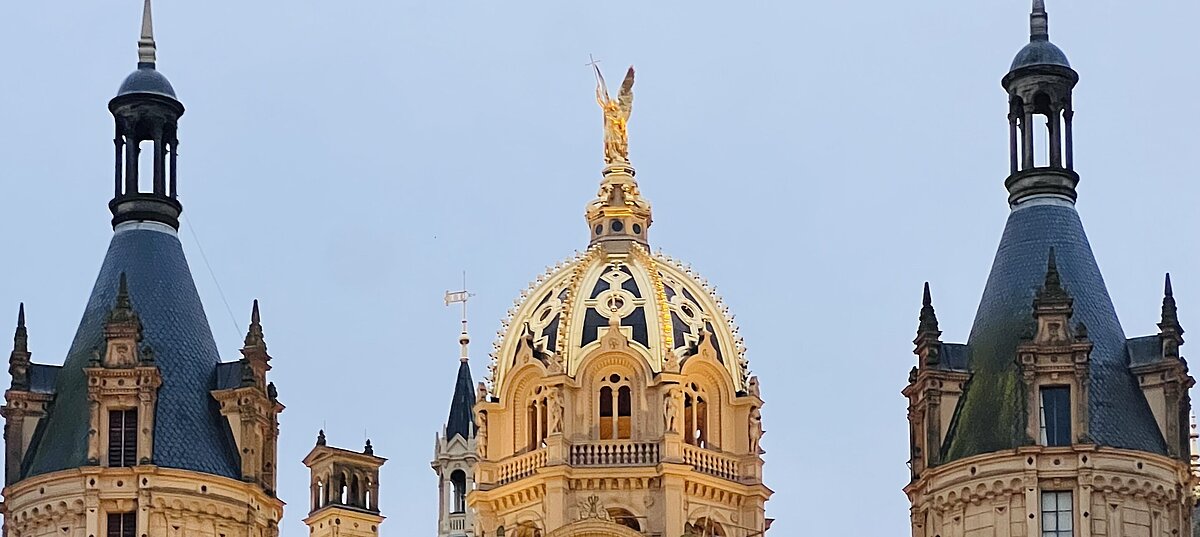 Ansicht des Schweriner Schloss von der Stadtseite, in der Mitte ist die goldene Kuppel zu sehen