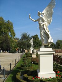 Die Viktorien auf dem Dach des Querflügels der Orangerie des Schweriner Schlosses.