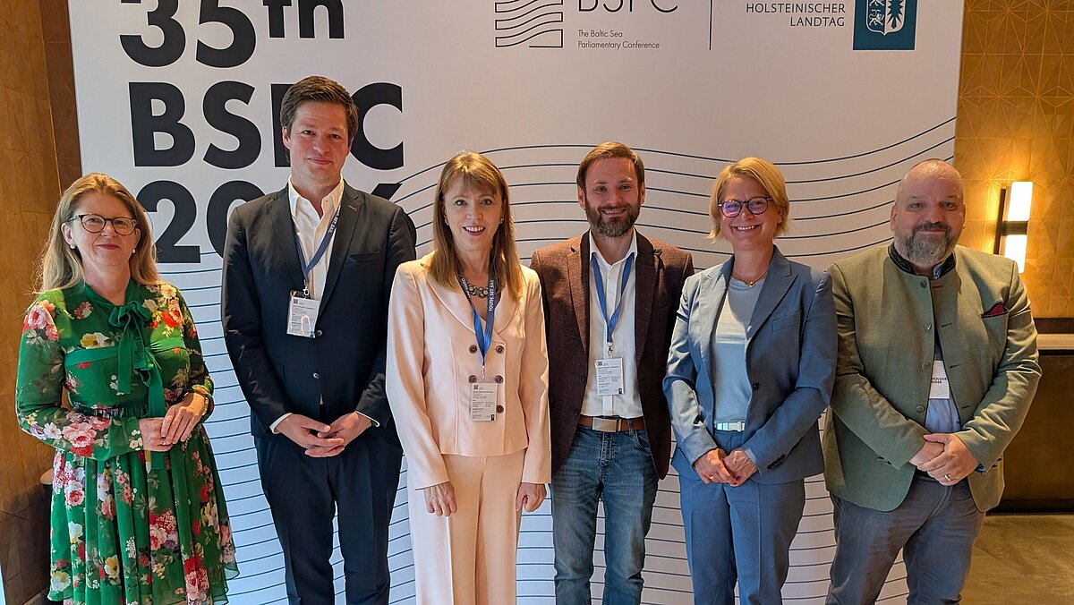 Delegation des Landtages für die 35. BSPC: Frau Katy Hoffmeister, Herr Philipp da Cunha, Frau Erste Vizepräsidentin Beate Schlupp, Herr Christian Albrecht, Frau Präsidentin Birgit Hesse, Herr Jens-Holger Schneider (v.l.n.r.) (Foto: Landtag M-V)