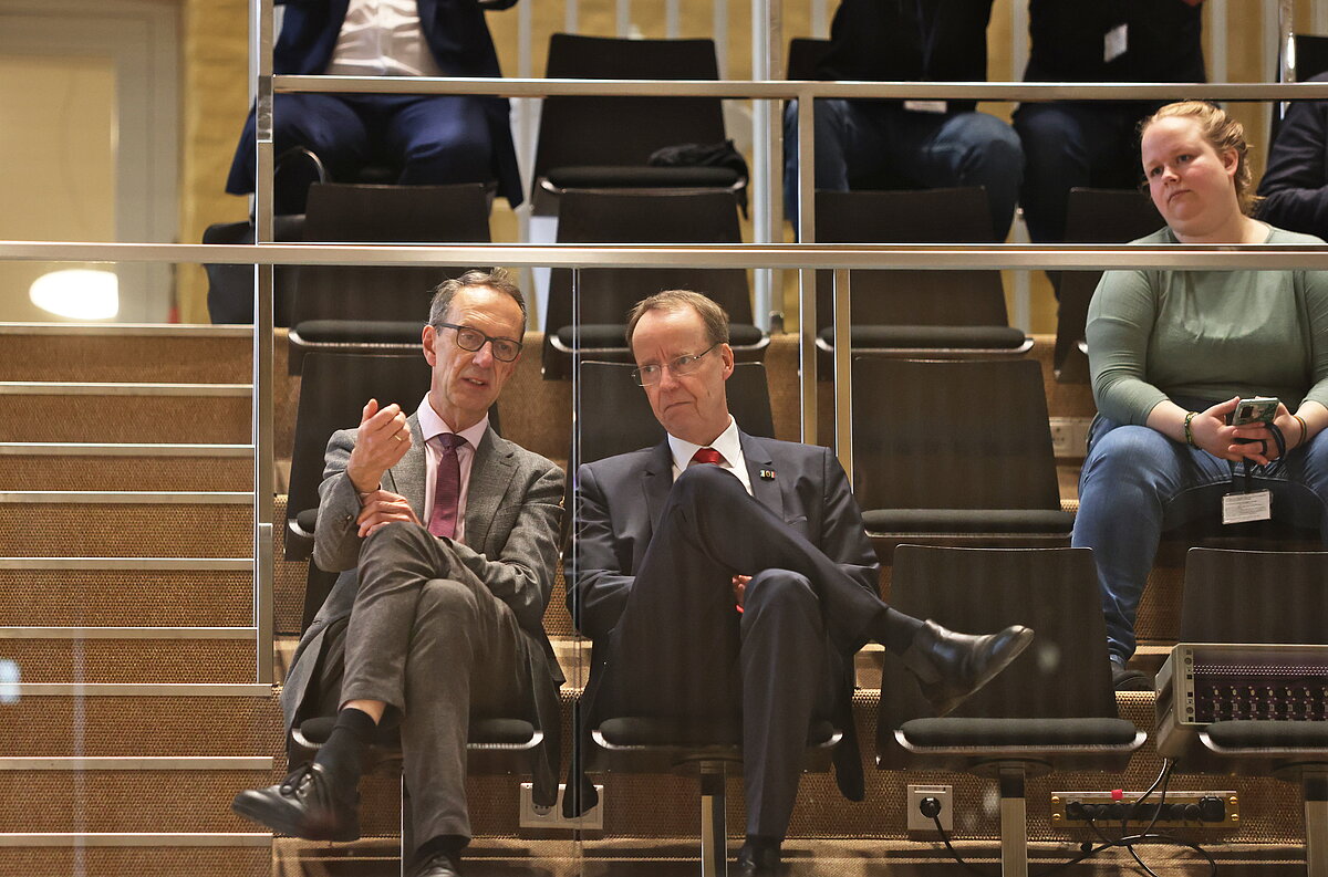 ehemalige Bürgerbeauftragte Mecklenburg-Vorpommerns sitzen nebeneinander auf der Besuchertribüne des Plenarsaals