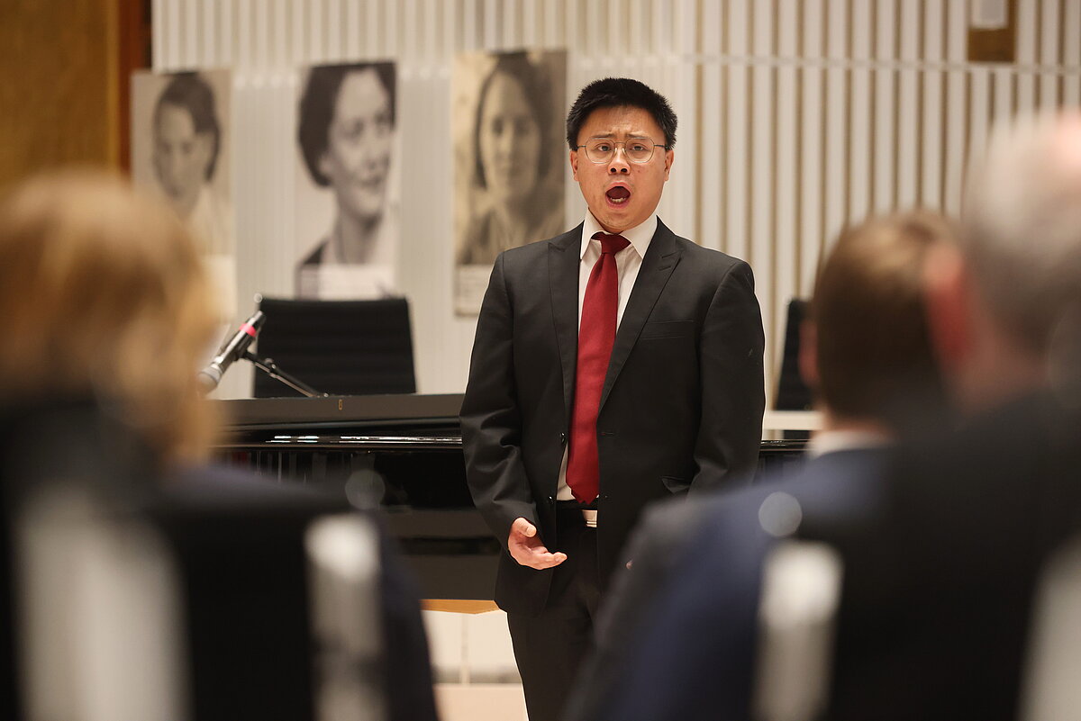 Portraitaufnahme eines Mannes, der singt