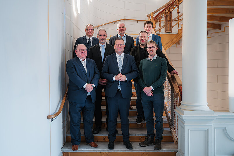 Eine Gruppe Abgeordneter stehen auf einer Treppe im Schweriner Schloss