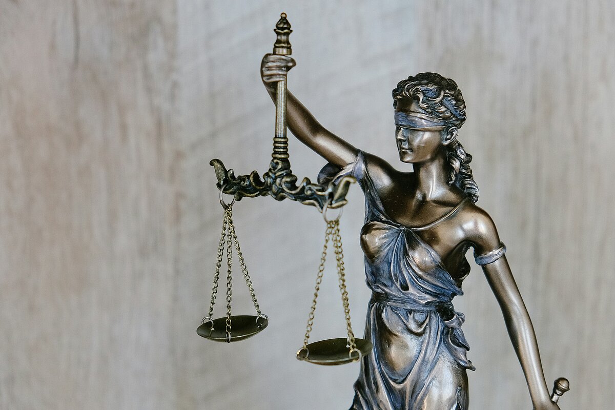 Statue der Justitia mit Waage und Augenbinde