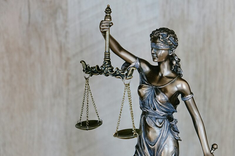 Statue der Justitia mit Waage und Augenbinde
