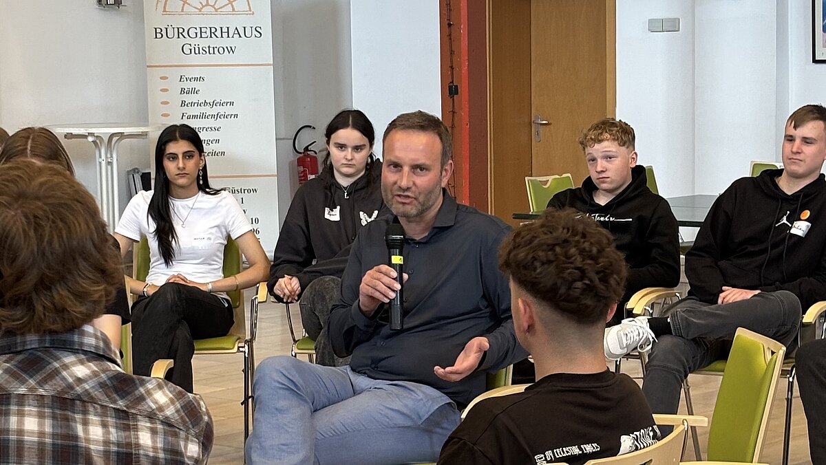 Abgeordneter Herr Schult in einer Diskussionsrunde