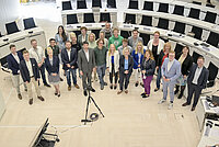 Mitglieder der Enquete-Kommission stehen als Gruppe im Plenarsaal des Landtages