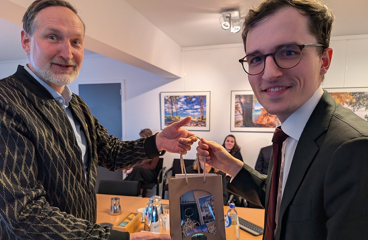 Vors. Michael Noetzel mit Jan Moritz Klein - Ständige Vertretung der Bundesrepublik bei der EU (Foto: Landtag M-V)