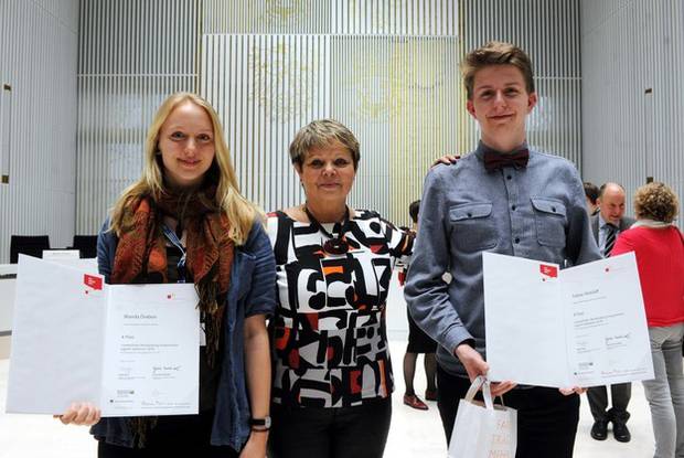 Landtags-Vizepräsidentin Dr. Mignon Schwenke freut sich mit den Landessiegern der Sekundarstufe II Wanda Drabon und Tobias Retzlaff.