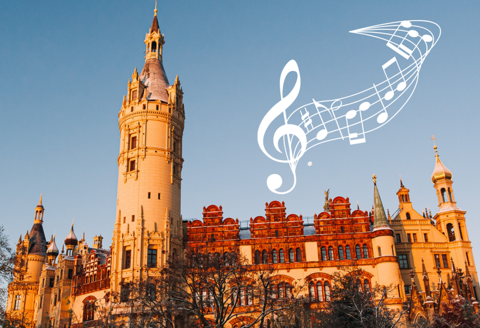 Ansicht des Hauptturms des Schweriner Schlosses im warmen Abendlicht. Darüber sind stilisierte weiße Notenlinien mit Noten und einem Violinschlüssel in den Himmel eingeblendet.