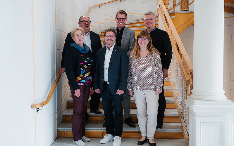 Eine Gruppe Abgeordneter steht auf einer Treppe im Schweriner Schloss