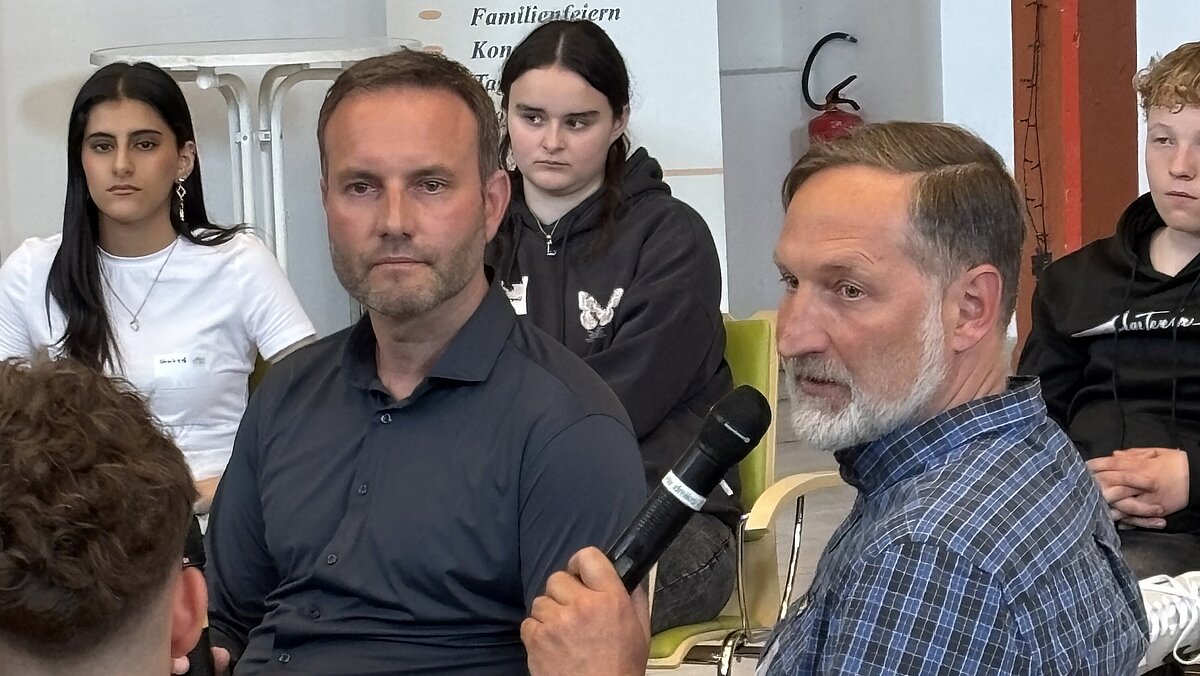 Abgeordnete Herr Noetzel und Herr Schult in einer Diskussionsrunde