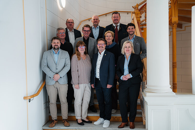 Eine Gruppe Abgeordneter steht auf einer Treppe im Schweriner Schloss