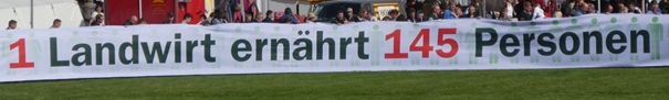 Banner 1 während der MeLa-Eröffnung Ein Landwirt ernährt 145 Menschen